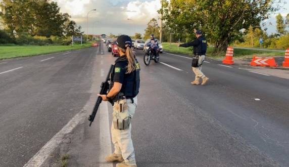 Foram reforçadas as operações de fiscalização de trânsito e de combate ao crime nas rodovias gaúchas