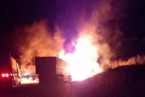Colisão entre os veículos de carga ocorreu no km 65 da rodovia, no final da noite de sgeunda-feira