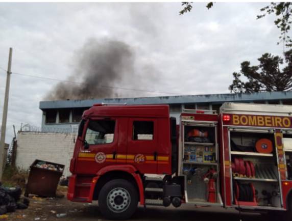 Sinistro ocorreu na manhã desta segunda-feira (5) e foi controlado pelos bombeiros. Ninguém ficou ferido