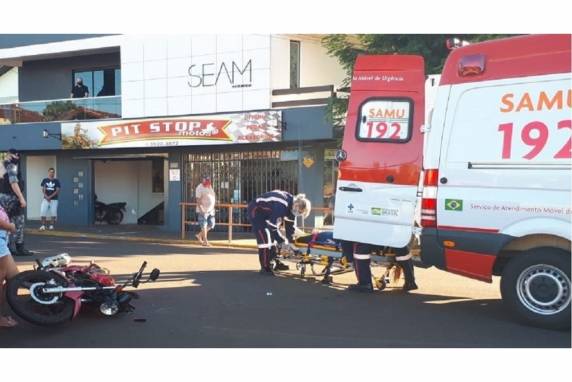 condutora de uma Yamaha seguia para o trabalho, no sentido centro/bairro, quando uma Ford Ecosport, que ingressava da rua Tiradentes, colidiu na traseira da motocicleta, causando a queda da motociclista