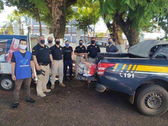 A ação partiu da mobilização de policiais rodoviários federais da  cidade de Cruz Alta que se sensibilizaram com os que necessitam na comunidade