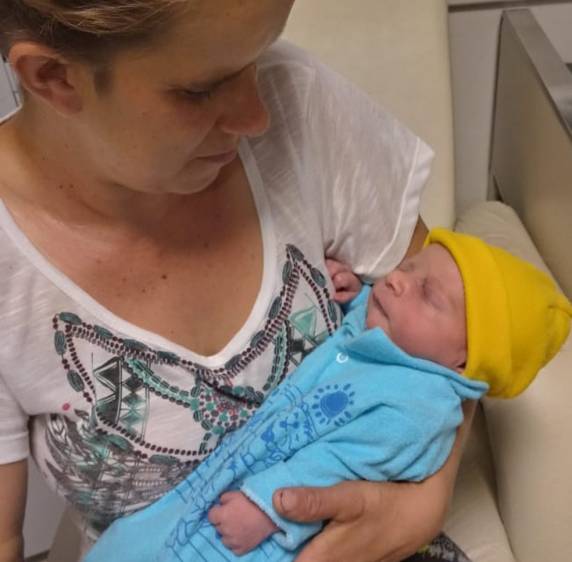 Fabiane Bilhalva, de 29 anos, entrou em trabalho de parto a cerca de 10 km do hospital. Marido e padrinho ajudaram no nascimento; menino Enzo Gabriel nasceu com 2,4 kg