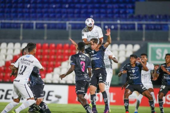 Tricolor saiu na frente com Diego Souza, mas teve jogador expulso e sofreu virada no segundo tempo