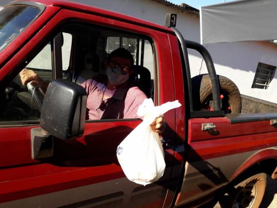 Drive-thru arrecadou mais de 150 quilos de alimentos