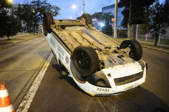 Viatura da Brigada Militar capota e causa congestionamento na zona norte de Porto Alegre - foto 2