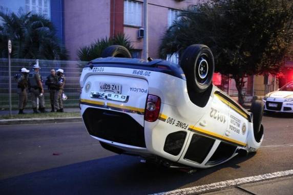Viatura da Brigada Militar capota e causa congestionamento na zona norte de Porto Alegre - foto 3