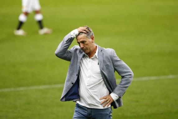 Decisão foi tomada em reunião do Conselho de Administração após eliminação da Libertadores