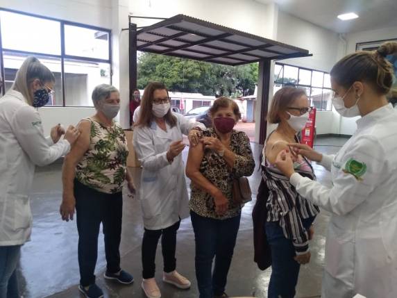 Vacinação deve seguir com a chegada de novas remessas de vacinas