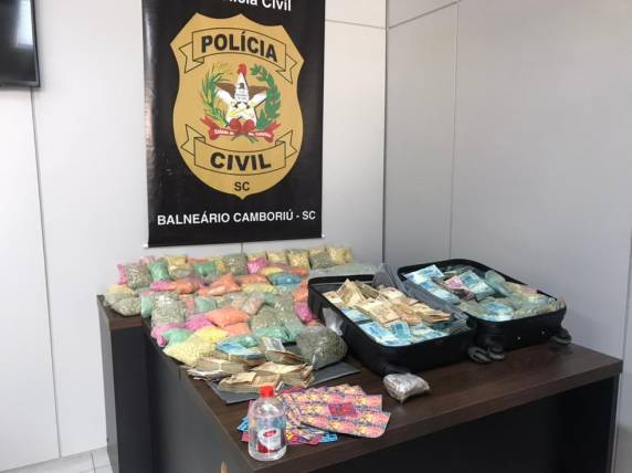 Venda para outros estados era feita por atacado usando serviço de envio de cargas, segundo a polícia. Laboratório ilegal foi localizado em Itajaí