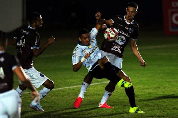 Partida atrasada do Gauchão, disputada nesta sexta-feira (16), teve poucas chances de gol