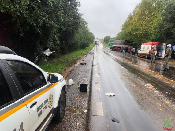 Colisão frontal entre camionete e carreta deixa feridos na ERS 324 em Ronda Alta - foto 3