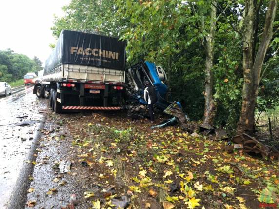 Colisão frontal entre camionete e carreta deixa feridos na ERS 324 em Ronda Alta - foto 2