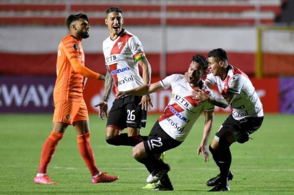 Com gols de Saucedo e Algarañaz, time boliviano largou em vantagem no Grupo B