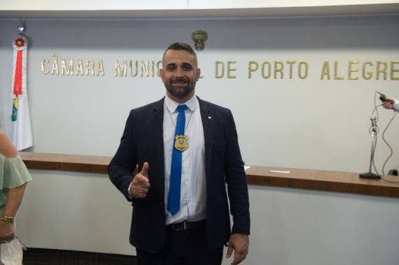 Legislação diz que parlamentar pode acumular funções se houver compatibilidade de horário, mas Alexandre Bobadra (PSL) emendou licenças e férias para manter remuneração de agente penitenciário sem cumprir escalas