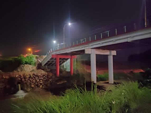 Cabeceira de ponte cai em Brusque e carros ficam presos - foto 2