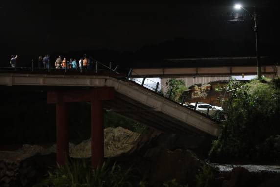 Acidente ocorreu na noite desta quarta (21). Bombeiros afirmam que não houve feridos