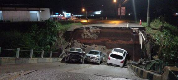 Cabeceira de ponte cai em Brusque e carros ficam presos - foto 3