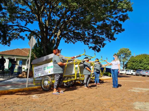 Nesta tarde foi realizada a entrega dos carrinhos do Projeto Catadores de Três de Maio as integrantes do projeto - foto 2
