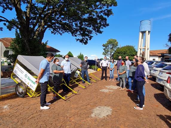 Nesta tarde foi realizada a entrega dos carrinhos do Projeto Catadores de Três de Maio as integrantes do projeto - foto 6