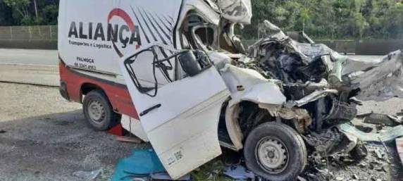 A frente do veículo ficou completamente destruída
