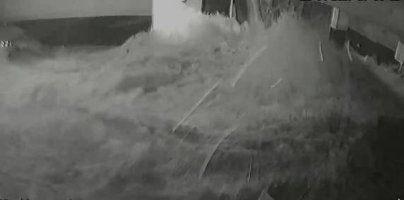 Desabamento aconteceu na noite desta quinta-feira (22) em Vila Velha. Ninguém ficou ferido