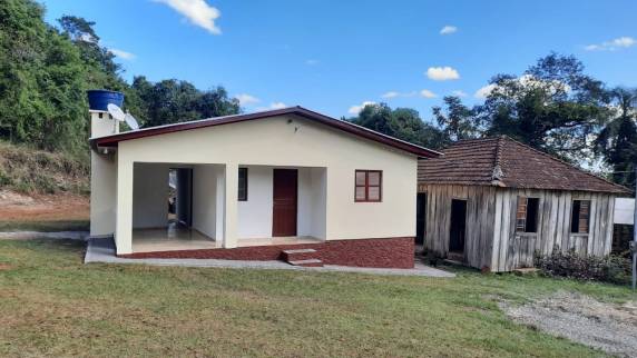 Empresas locais de internet forneceram serviço para auxiliar nos estudos de Alan Somavilla, de 12 anos, na casa nova. Família conseguiu mais de R$ 90 mil em doações