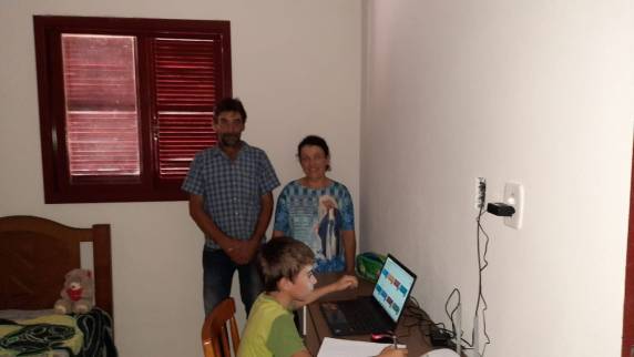 Família de menino que estudava em barraca se muda para casa construída com doações no RS - foto 2