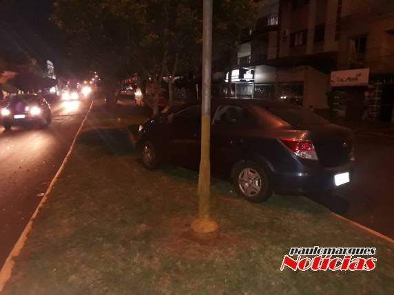 Motorista colide carro em veículo estacionado e bate contra árvore no Centro de Três de Maio - foto 4