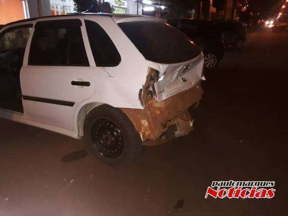 Motorista colide carro em veículo estacionado e bate contra árvore no Centro de Três de Maio - foto 2