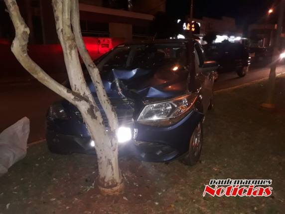 Motorista colide carro em veículo estacionado e bate contra árvore no Centro de Três de Maio - foto 3