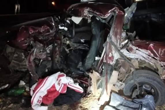 Uma violenta colisão entre dois veículos deixou duas pessoas mortas na SC-114, em Taió, no Vale do Itajaí, em Santa Catarina