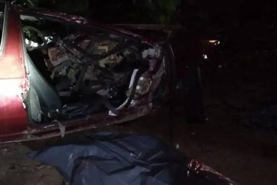 Violenta colisão deixa carros destruídos e mata duas pessoas em Santa Catarina - foto 2