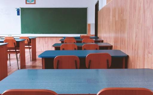 No domingo, enquanto decisões judiciais apontavam para que atividades permanecessem interrompidas, escolas anunciaram que receberão alunos