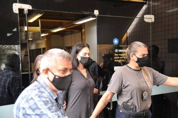 Em carta, Monique Medeiros afirma que companheiro chegou a mandar que a seguissem e a enforcá-la enquanto dormia, e que menino havia relatado agressão do padrasto