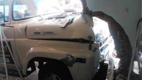 Caminhão colide contra prédio e deixa um ferido em São Luiz Gonzaga - foto 5