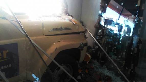 Caminhão colide contra prédio e deixa um ferido em São Luiz Gonzaga - foto 2