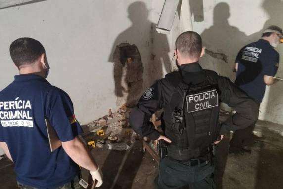 Criminosos planejavam entrar no banco por meio de uma edificação ao lado do local