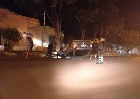 Na quinta-feira, 29, por volta das 19h30min, um veículo capotou próximo ao 4º RCB, na rua Salvador Pinheiro Machado. Condutor teve ferimentos