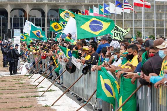 Em Porto Alegre, manifestantes também pediram o retorno do voto impresso