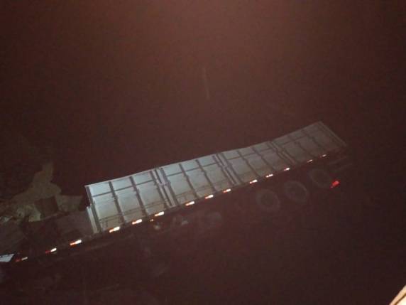 Carreta despenca de ponte na BR-285 na divisa de Panambi/Pejuçara - foto 2