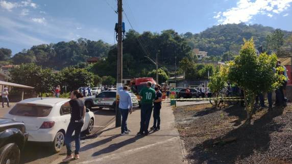 Jovem invade escola e mata três crianças, professora e auxiliar em Santa Catarina - foto 2