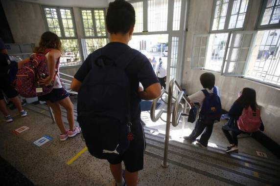 Sindicatos e associações ligadas a professores, pais e mães queriam que aulas fossem novamente suspensas