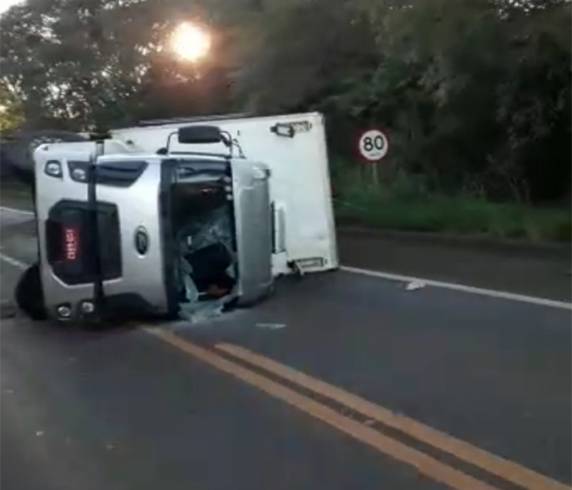 Acidente de trânsito ocorreu na madrugada deste sábado (8). O condutor de um veículo VW Gol, com placas de Novo Hamburgo ficou ferido e foi conduzido à UPA.