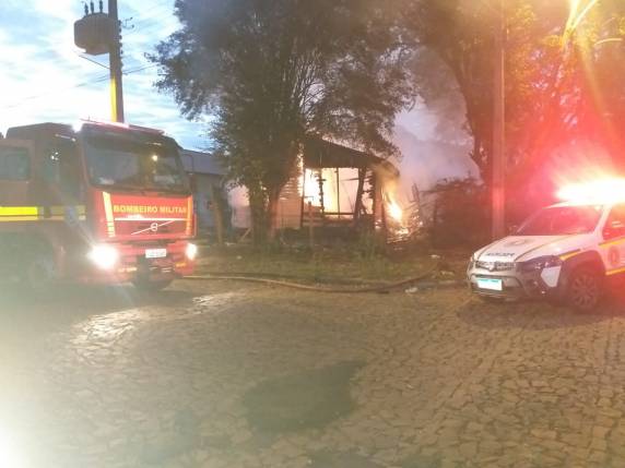 Homem morre carbonizado em incêndio em residência na cidade de Ijuí - foto 2