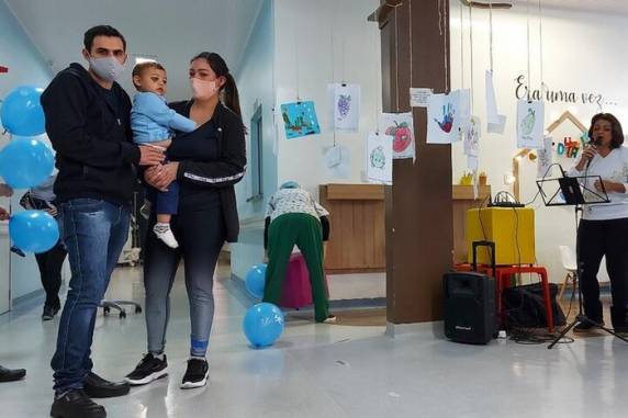 Henrique Martins Hubler, de um ano e oito meses, teve corte na barriga, embaixo do olho, na boca e no ombro. Um dos golpes perfurou o pulmão. Menino teve alta neste domingo no hospital de Chapecó (SC)