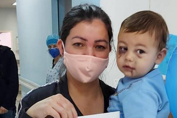 Henrique Martins Hubler, de um ano e oito meses, teve corte na barriga, embaixo do olho, na boca e no ombro. Um dos golpes perfurou o pulmão. Menino teve alta neste domingo no hospital de Chapecó (SC)