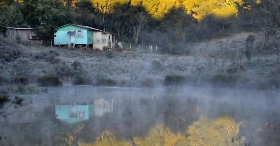 Chegada de uma nova massa de ar seco inibe a formação de nuvens de chuva e derruba as temperaturas no território gaúcho