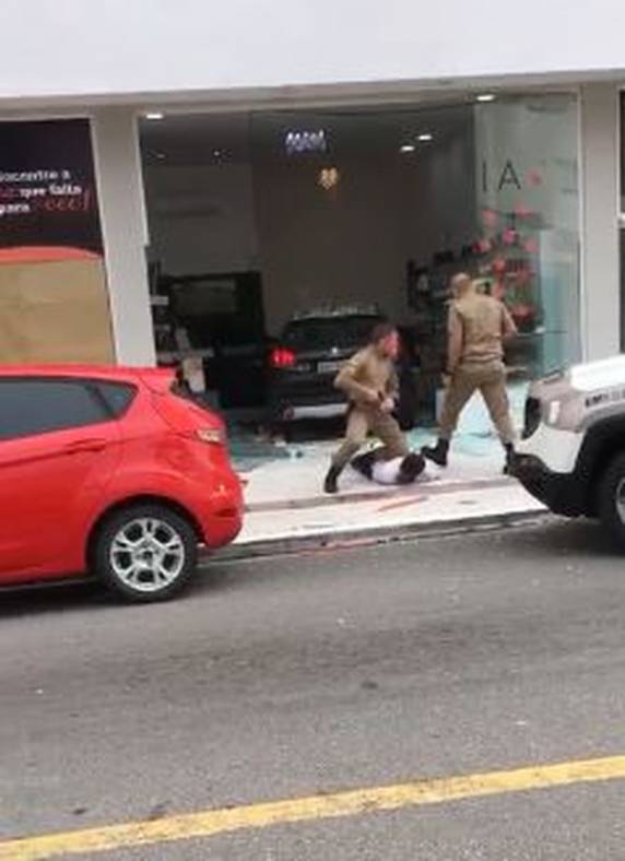 Ex-companheira possuía medida protetiva contra suspeito e polícia trata o caso como tentativa de feminicídio. Motorista foi preso em flagrante e, segundo a PM, estava sob efeito de drogas