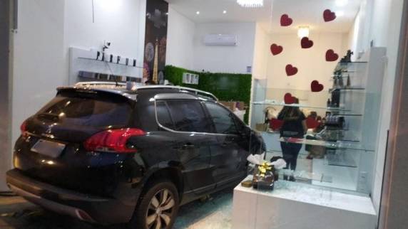 Ex-companheira possuía medida protetiva contra suspeito e polícia trata o caso como tentativa de feminicídio. Motorista foi preso em flagrante e, segundo a PM, estava sob efeito de drogas