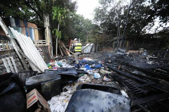 Irmãos estavam em casa que foi destruída pelo fogo, que teria começado por volta das 5h